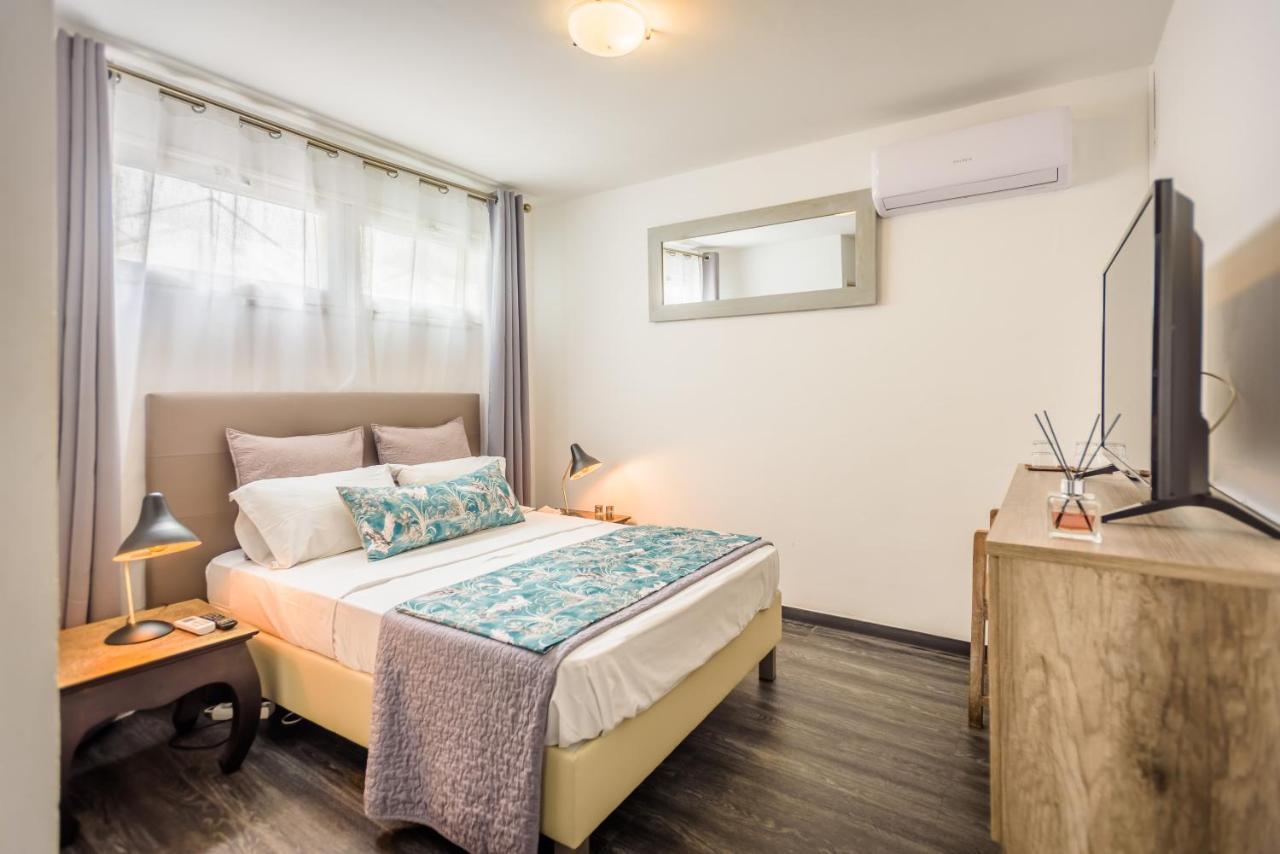 Appartements Et Chambres En Coeur De Ville Saint-Denis - Entree Autonome - Check In 14H30- Exterior photo